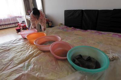 蓬溪楼上漏水，住户失联，小区没物管，业主维权难！律师来支招……